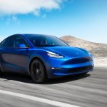Tesla Model Y на дорозі, електрокросовер у русі