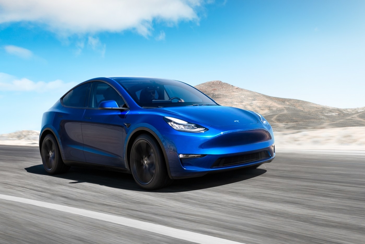 Tesla Model Y на дорозі, електрокросовер у русі