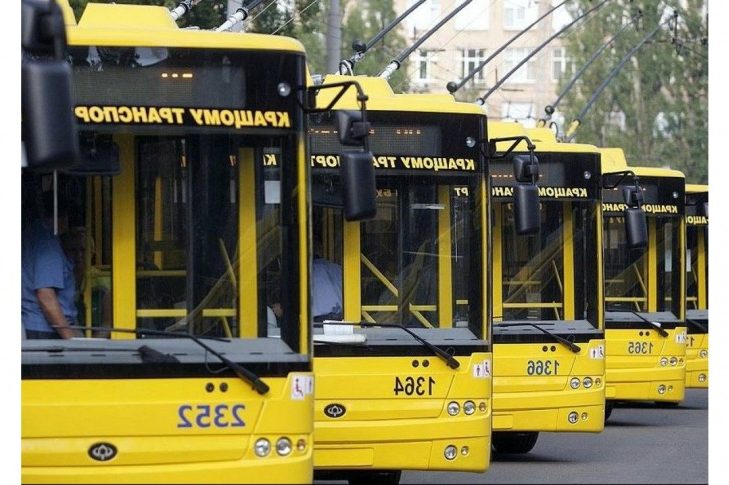 35 тролейбус Київ на зупинці