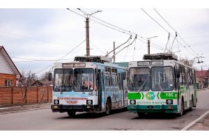 10 тролейбус Кропивницький на маршруті, вид збоку, день