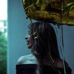 Святкування дня народження сестри з повітряними кульками та посмішками