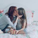 Подарунок для маленької донечки на день народження з яскравою упаковкою