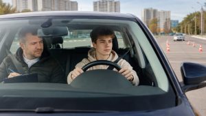чи можна здавати на права в 17 років на машину